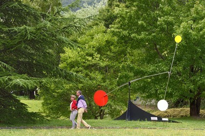 Suisse, canton du Valais, Martigny, Fondation Pierre Gianadda, Alexander Calder, Stabile-Mobile – Brasília, métal peint et axe en acier, 1965