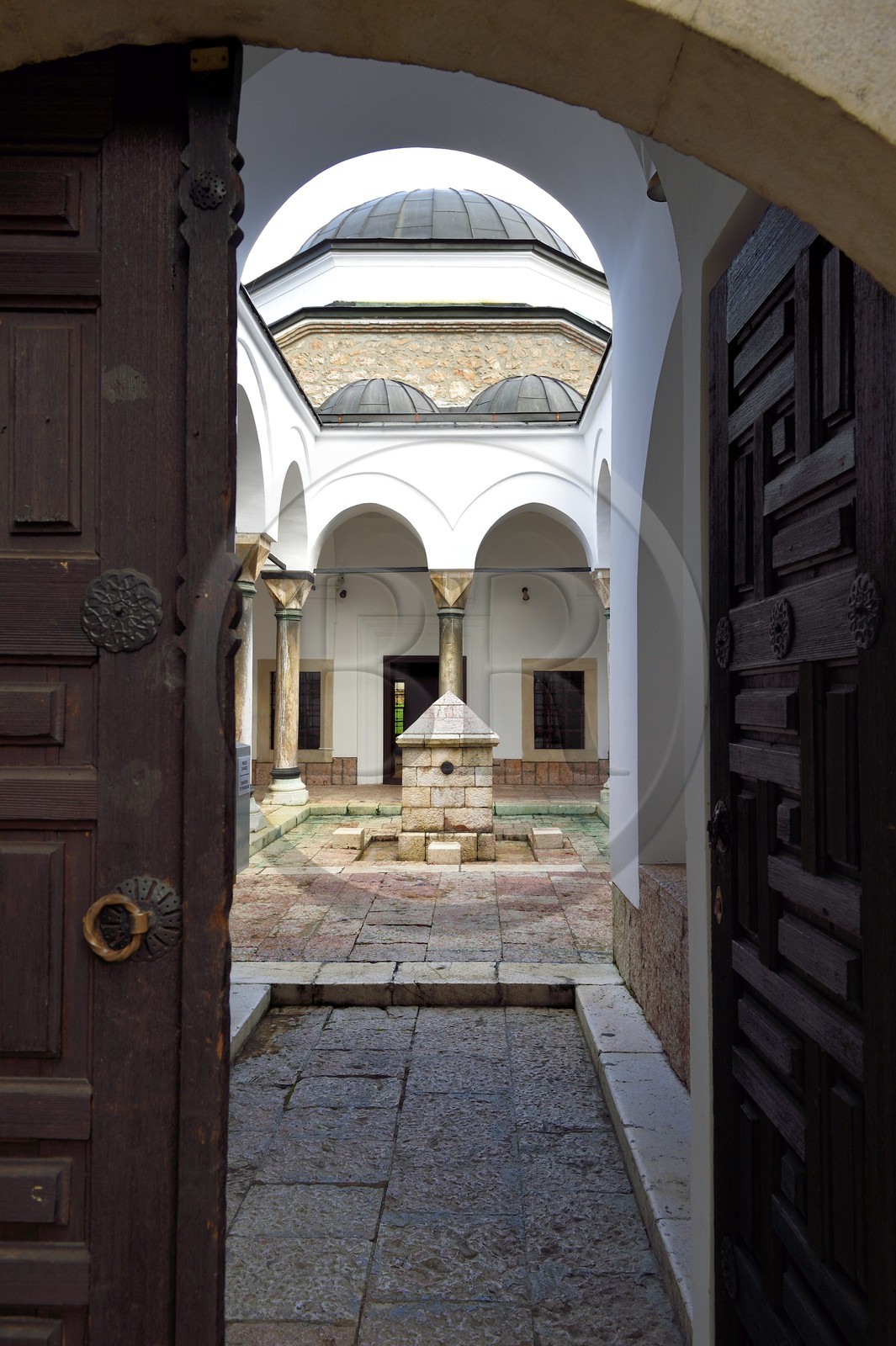 Bosnie-Herzégovine, Sarajevo, quartier de Bascarsija dans la vieille ville, la médersa de Gazi Husrev-beg construite en 1537