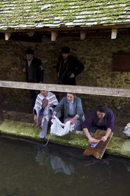 France, Eure (27), lavoir de Sainte-Colombe-prés-Vernon, Allied Reconstitution Group (association de reconstitution historique de la 2éme Guerre Mondiale US et Maquis), les reconstitueurs montrant trois femmes lavant de linge au lavoir dans les années 1940 et deux maquisards des Forces françaises de l'intérieur (FFI) en arrière plan