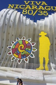Nicaragua, Managua, parc Puerto Salvador Allende, la coque acoustique (Concha Acustica) psychédélique qui commémore les apparitions du Pape Jean-Paul II ici en 1983 et 1996 a été conçu par l'artiste américain Glen Howard, devant est placé la silhouette du général Augusto Cesar Sandino