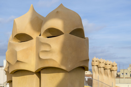 Espagne, Catalogne, Barcelone, quartier de l'Eixample, Passeig de Gracia, Pedrera ou Casa Mila (1905-1910) de l'architecte du modernisme catalan Antoni Gaudi, site classé au Patrimoine Mondial de l'UNESCO, cheminées et tours d'aération sur le toit terrasse de l'immeuble