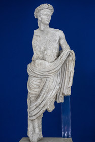France, Vaucluse (84), Vaison-la-Romaine, site archéologique de Puymin, musée archéologique Théo Desplans, statue de Claude empereur de 41 à 54 apr. J.-C., né en Gaule à Lugdunum