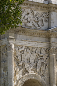 France, Vaucluse (84), Orange, l'arc de triomphe d'Orange, classé Patrimoine Mondial de l'UNESCO, arc monumental romain du début du Ier siècle, trophée d'armes avec boucliers, étendards, casques ...