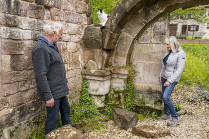 France, Bas-Rhin (67), Parc Naturel régional des Vosges du Nord, Eschbourg, ruines de l'abbaye bénédictine de Graufthal, vestiges d'une salle voutée du XIIème siècle, l'ancienne institutrice du village Annette Oster avec Marc Burckhart lui aussi l'ancien instituteur et président de l'association de mise en valeur du site de Graufthal