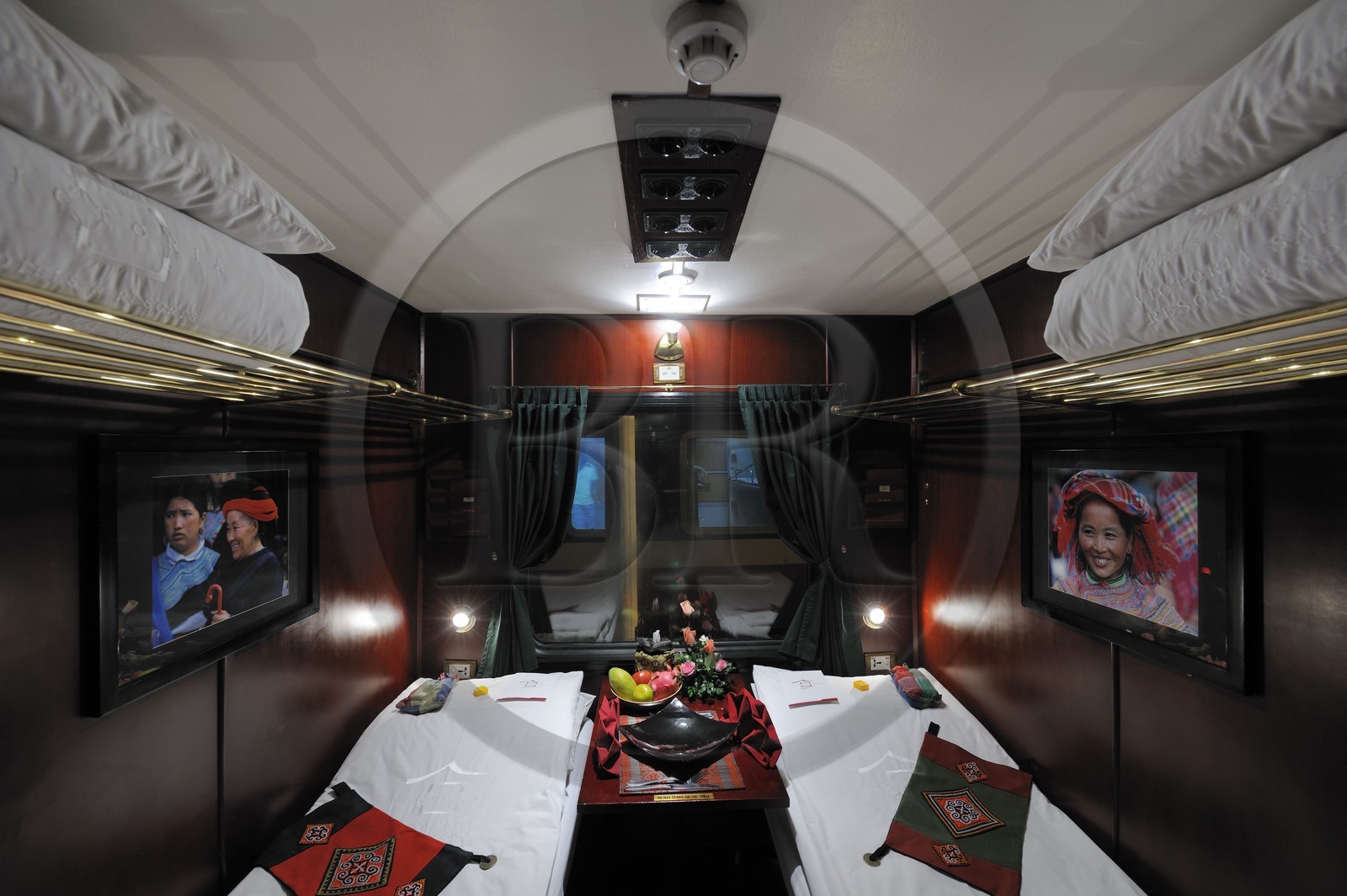 Vietnam, train de Hanoï à Lao Cai, wagon de luxe du Victoria Express, les couchettes du wagon lit