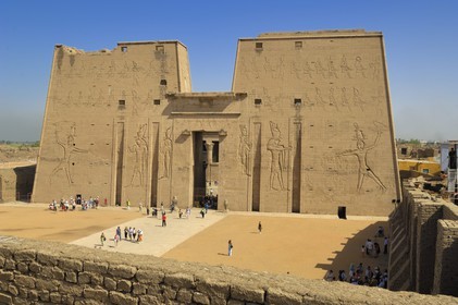 Egypt, Upper Egypt, Nile Valley, Edfu, temple dedicated to Horus God, the entrance pylon