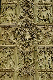 Italie, Lombardie, Milan, le Duomo dans le centre historique, cathédrale de style gothique flamboyant, portail central, porte en bronze qui évoque L’histoire de la vie de Marie (dessins de Ludovico Pogliaghi)
