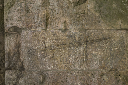 France, Charente-Maritime (17), Saintonge, Marennes-Hiers-Brouage, citadelle de Brouage, labellisé Les Plus Beaux Villages de France, graffiti sous la porte Royale représentant une épée typique du XVIIème siècle et gravé par les soldats en faction
