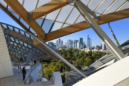France, Paris (75), la Fondation Louis Vuitton de l'architecte Frank Gehry et le quartier de La Défense en arrière plan