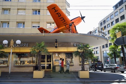 Suisse, Canton de Vaud, Montreux, horloger bijoutier dans l'avenue du Casino, avion de voltige publicitaire pour les montres Hamilton
