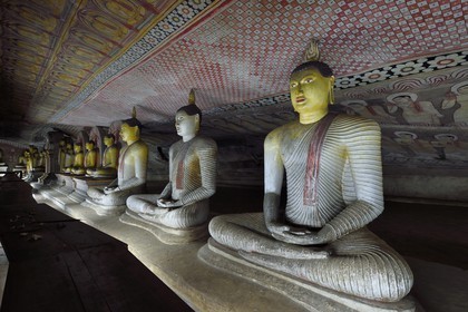 Sri Lanka, province du centre, district de Matale, Dambulla, Temple du Rocher Royal aussi appelé Ran Giri (Rocher doré) classé patrimoine mondial de l'UNESCO, la grotte n°2 Maharaja Viharaya est la plus vaste, Bouddha assis les mains jointes en forme de coupe dans la position méditative du dhyana mudra