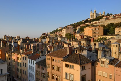 France, Rhône (69), Lyon, site historique classé Patrimoine Mondial de l'UNESCO, le quartier Saint-Paul dans le Vieux Lyon dominé par la Basilique Notre Dame de Fourvière
