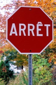 Canada, province de Québec, panneau Stop en québécois