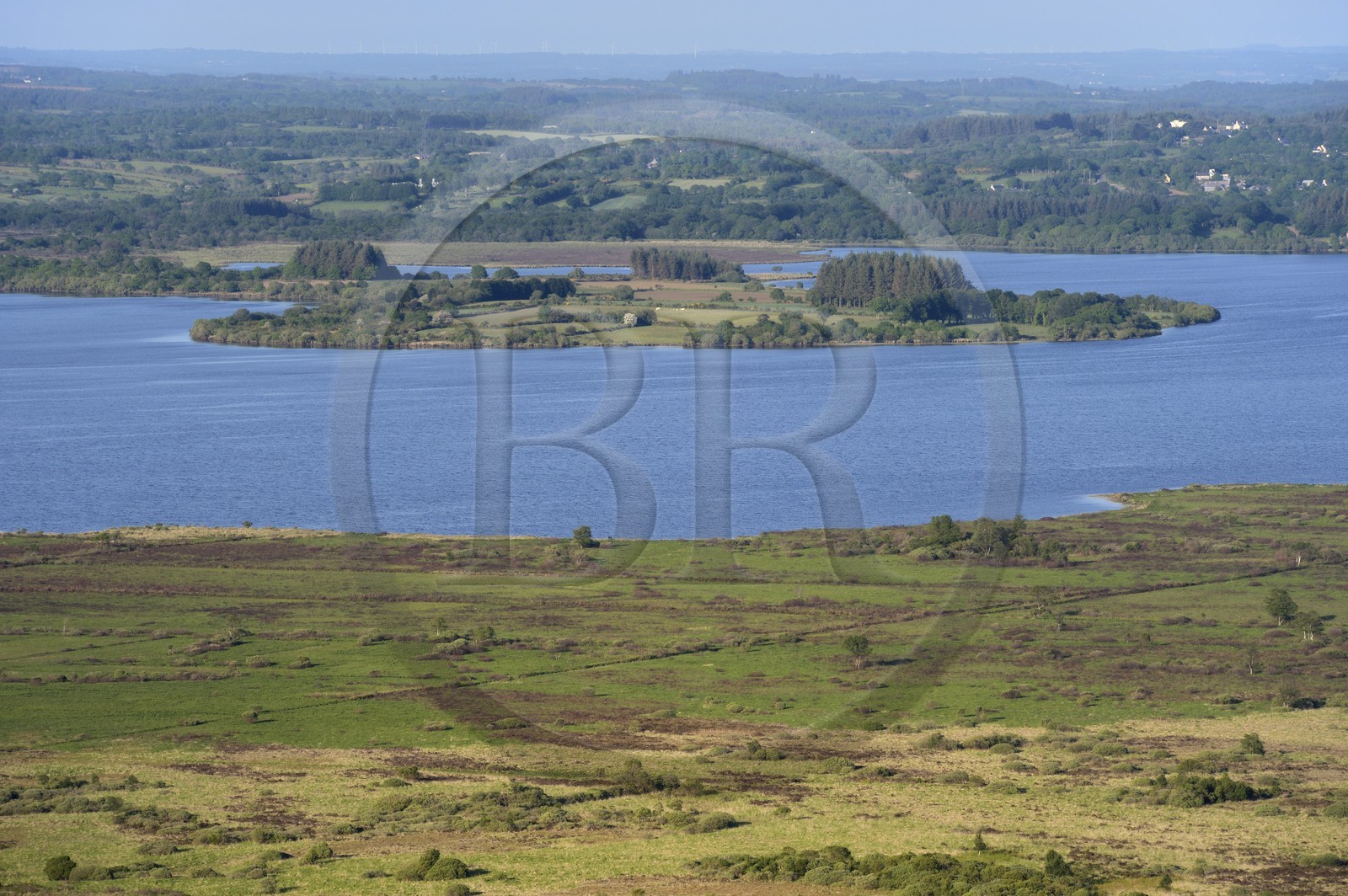 France, Finistère (29), parc naturel régional d'Armorique, Monts d'Arrée, Brasparts, le réservoir de Saint-Michel bordé par le marais du Yeun-Elez
