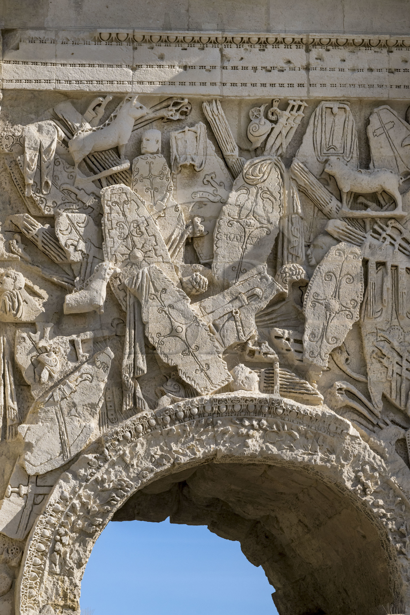 France, Vaucluse (84), Orange, l'arc de triomphe d'Orange, classé Patrimoine Mondial de l'UNESCO, arc monumental romain du début du Ier siècle, trophée d'armes avec boucliers, étendards, casques ...