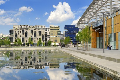 France, Rhône (69), Lyon, nouveau quartier de La Confluence au sud de la Presqu'île, jardin aquatique Jean Couty, le centre commercial de Confluence et des immeubles d'habitation en arrière plan