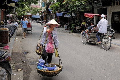 Vietnam, Hanoï, vieille ville, restoratrice de rue avec sa palanche