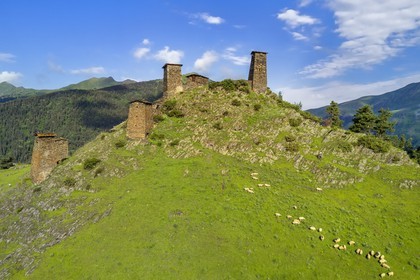 Géorgie, Kakheti, region de Touchétie, Omalo, la forteresse de Keselo à Zemo (haut) Omalo a servi de refuge aux habitants en temps de guerre, tours fortifiées médiévales (vue aérienne)