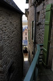 France, Manche (50), Mont-Saint-Michel, classé Patrimoine Mondial de l'UNESCO, étroit passage jouxtant l'ancienne maison de la Mère Poulard