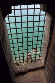 Suisse, Canton de Vaud, Veytaux, chateau Chillon sur les rives du lac Léman, les souterrains du château ont été utilisés comme prison, une grille ouverte sur le lac