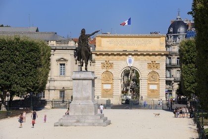 France, Hérault (34), Montpellier, promenade du Peyrou, la statue équestre de Louis XIV et l'arc de triomphe de la Porte du Peyrou