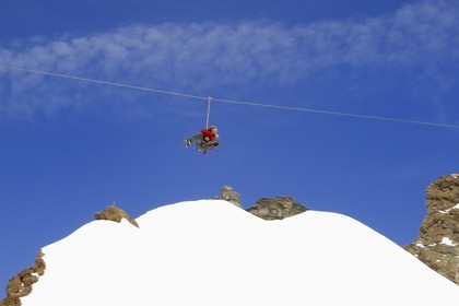 Suisse, Canton de Berne, Oberland bernois, massif de la Jungfrau (3 454 m) dit le toit de l' Europe, classé Patrimoine Mondial de l' UNESCO, jeu de neige sur tirolienne
