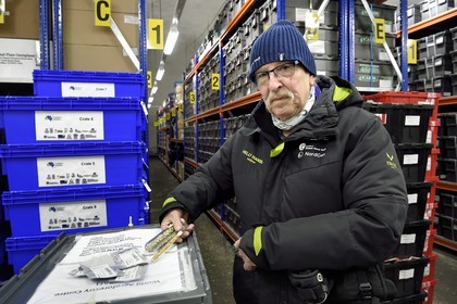 Norvège, Svalbard, Spitzberg, Longyearbyen, la Réserve mondiale de semences du Svalbard (banque de graines du Global Seed Vault), salle de stockage des semences artificiellement maintenue à -18°C, près de 900000 échantillons ont été déposés, provenant de 200 pays d'origine et de 73 instituts déposants, Roland von Bothmer présente les nouveaux moyens de stockage des semences en sachet aluminium sous vide et les anciens en tube de verre