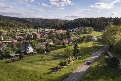 France, Bas-Rhin (67), Parc Naturel régional des Vosges du Nord, Zittersheim, la route départementale D135 en provenance de La Petite Pierre à la sortie de la forêt (vue aérienne)