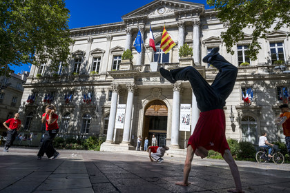 France, Vaucluse, Avignon, Place de l'Horloge, Barulhos show, creation of the Malka Company, teaser street show in front of the Town Hall during the festival