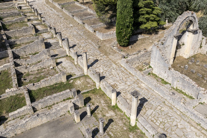 France, Vaucluse (84), Vaison-la-Romaine, site archéologique de la Villasse, les thermes en bordure de la rue des boutiques (vue aérienne)