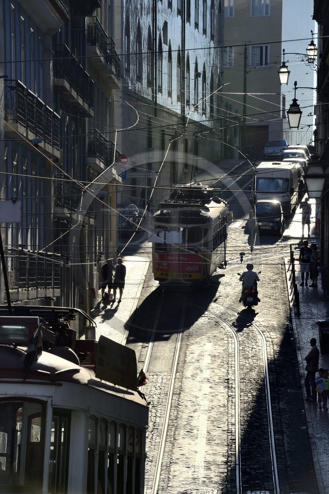 Portugal, Lisbonne, quartier du Chiado, tramway de la ligne 28 dans la descente de la rua Cordon