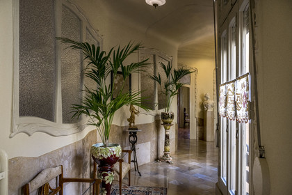 Espagne, Catalogne, Barcelone, quartier de l'Eixample, Passeig de Gracia, Pedrera ou Casa Mila (1905-1910) de l'architecte du modernisme catalan Antoni Gaudi, site classé au Patrimoine Mondial de l'UNESCO, un couloir de l'appartement
