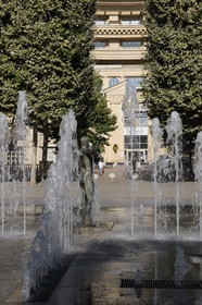 France, Hérault (34), Montpellier, quartier Antigone de l'architecte Ricardo Bofill, la fontaine de la place du Nombre d'Or