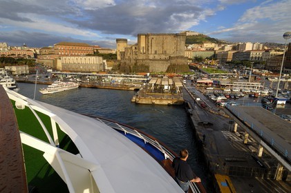 Italie, Campanie, Naples, centre historique classé Patrimoine Mondial de l'UNESCO, Castel San Elmo sur la colline de Naples, le Palazzo Reale à gauche, le Castel Nuovo au centre et le port passagers à droite
