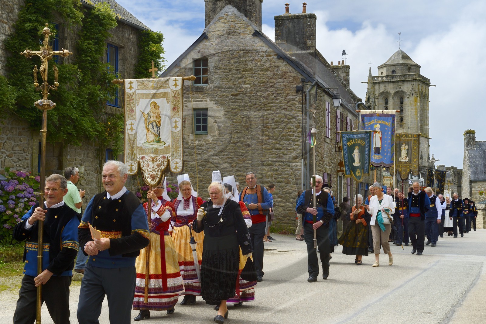 France, Finistère (29), Locronan, labellisé Les Plus Beaux Villages de France, procession de la petite Troménie, en arrière plan l'église Saint Ronan