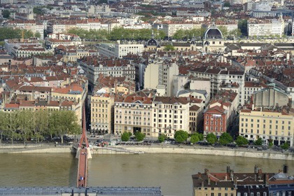 France, Rhône (69), Lyon, site historique classé Patrimoine Mondial de l'UNESCO, la passerelle du palais de justice sur la Saône et le quartier de la Presqu'Ile en arrière plan