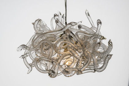 France, Moselle (57), Meisenthal, Centre international d’Art verrier (CIAV), le musée du Verre, lustre Méduse en verre soufflé de l'artiste Christelle Familiari en 2010