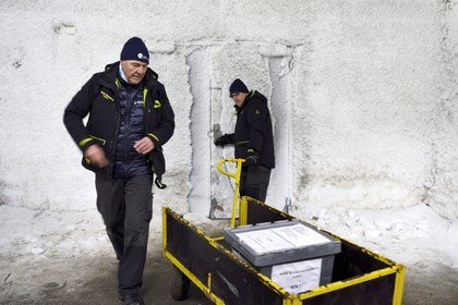 Norvège, Svalbard, Spitzberg, Longyearbyen, la Réserve mondiale de semences du Svalbard (banque de graines du Global Seed Vault), antichambre des 3 zones de stockage creusée dans la roche et à une température constante de -4°C fournie par le permafrost, porte d'accès à la salle de stockage maintenue artificiellement à -18°C