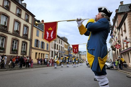France, Vosges (88), Senones, capitale de l’ex-Principauté de Salm-Salm rattachée à la France en 1793, la relève de la Garde dans la rue principale