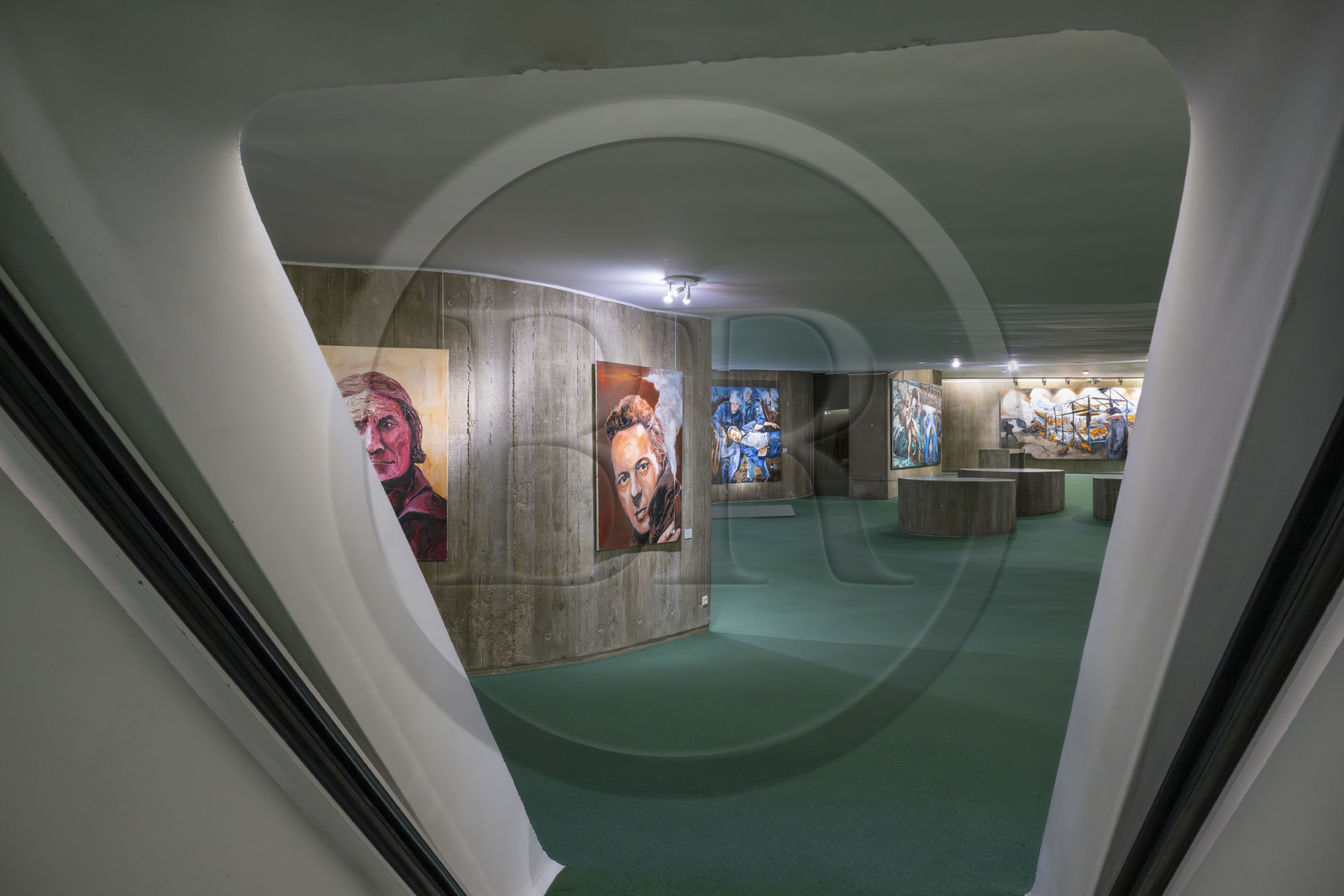 France, Paris (75), place du Colonel Fabien, immeuble du parti communiste français de l'architecte Oscar Niemeyer, vernissage de l'exposition Odyssée de l'artiste Fred Kleinberg à l'Espace Niemeyer