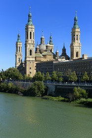 Espagne, Aragon, Saragosse, Basilique del Pilar (Notre-Dame du Pilier) et l' Ebre
