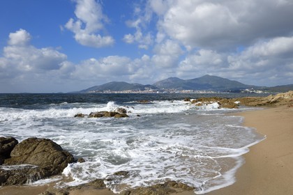 France, Corse-du-Sud (2A), Golfe d'Ajaccio, plage du Capitello et Ajaccio en arrière plan