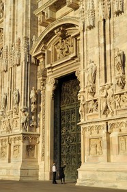 Italie, Lombardie, Milan, le Duomo dans le centre historique, cathédrale de style gothique flamboyant, portail central