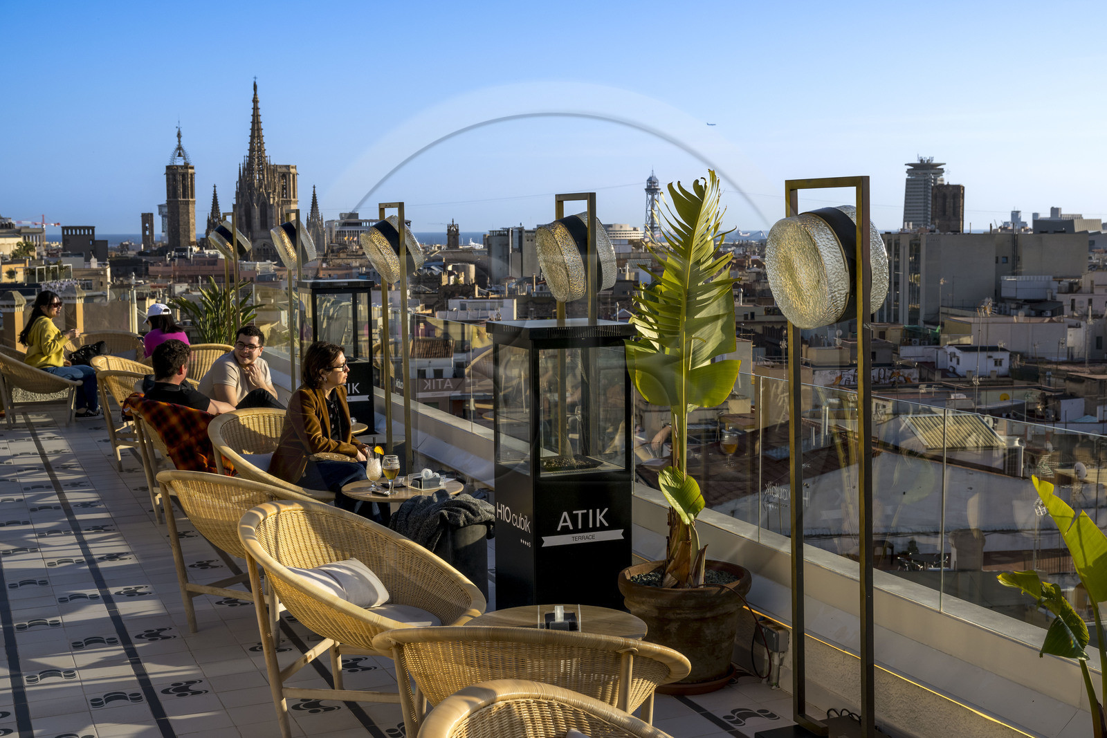 Espagne, Catalogne, Barcelone, le rooftop de l'Hotel H10 Cubik et la cathédrale basilique métropolitaine de la Sainte-Croix et de Sainte Eulalie dans le quartier Barrio Gotico en arrière plan
