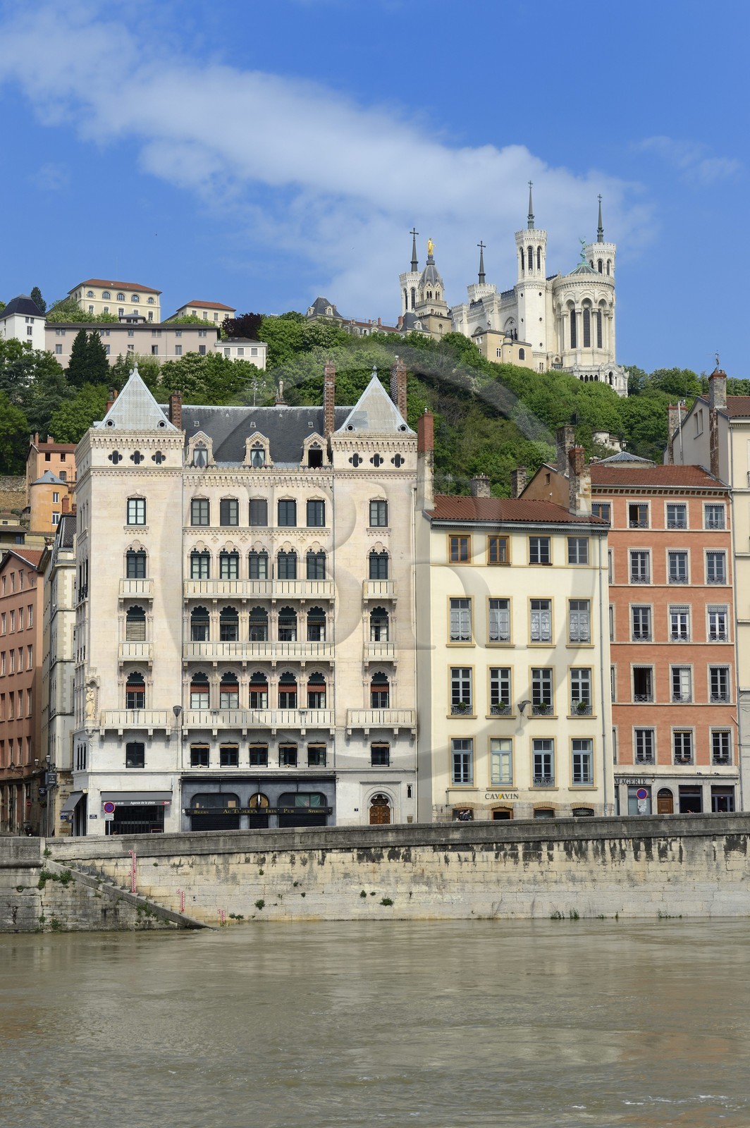 France, Rhône (69), Lyon, site historique classé Patrimoine Mondial de l'UNESCO, Vieux Lyon, quartier Saint-Georges, Quai Fulchiron sur la Saône et la Basilique Notre Dame de Fourvière