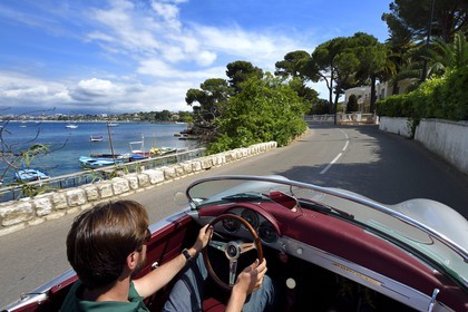 France, Alpes-Maritimes (06), Antibes, Cap d'Antibes, le long du Golfe Juan sur le boulevard Maréchal Juin à bord d'une Porsche Speedster 356 décapotable de collection
