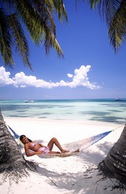 République Dominicaine, parc national del Este, Isla Saona, jeune dominicaine sur une plage