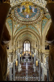 France, Rhône (69), Lyon, site historique classé Patrimoine Mondial de l'UNESCO, Basilique Notre Dame de Fourvière, la nef