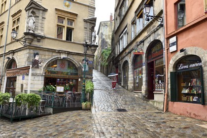 France, Rhône (69), Lyon, site historique classé Patrimoine Mondial de l'UNESCO, Vieux Lyon, quartier Saint-Georges, place de la Trinité, décor traditionnel du castelet de Guignol, et la montée du Gourguillon sur la droite