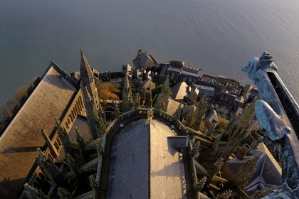 France, Manche (50), Mont-Saint-Michel, classé Patrimoine Mondial de l'UNESCO, chevet et la baie vus depuis la flèche à l'aube
